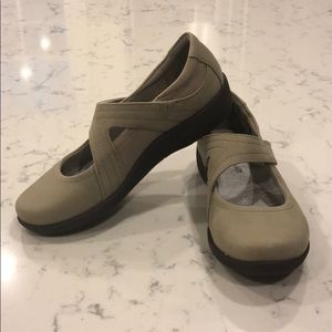 Clarks Sillian Bella Cloudsteppers in Sand